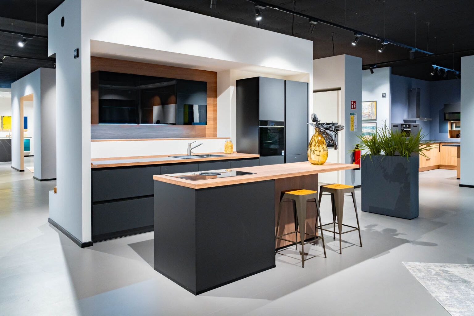 Küchenausstellung bei Dassbach - schwarze Fronten mit Holzoberflächen