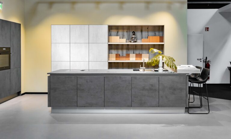 Moderne Küche von Dassbach mit grauer Kücheninsel