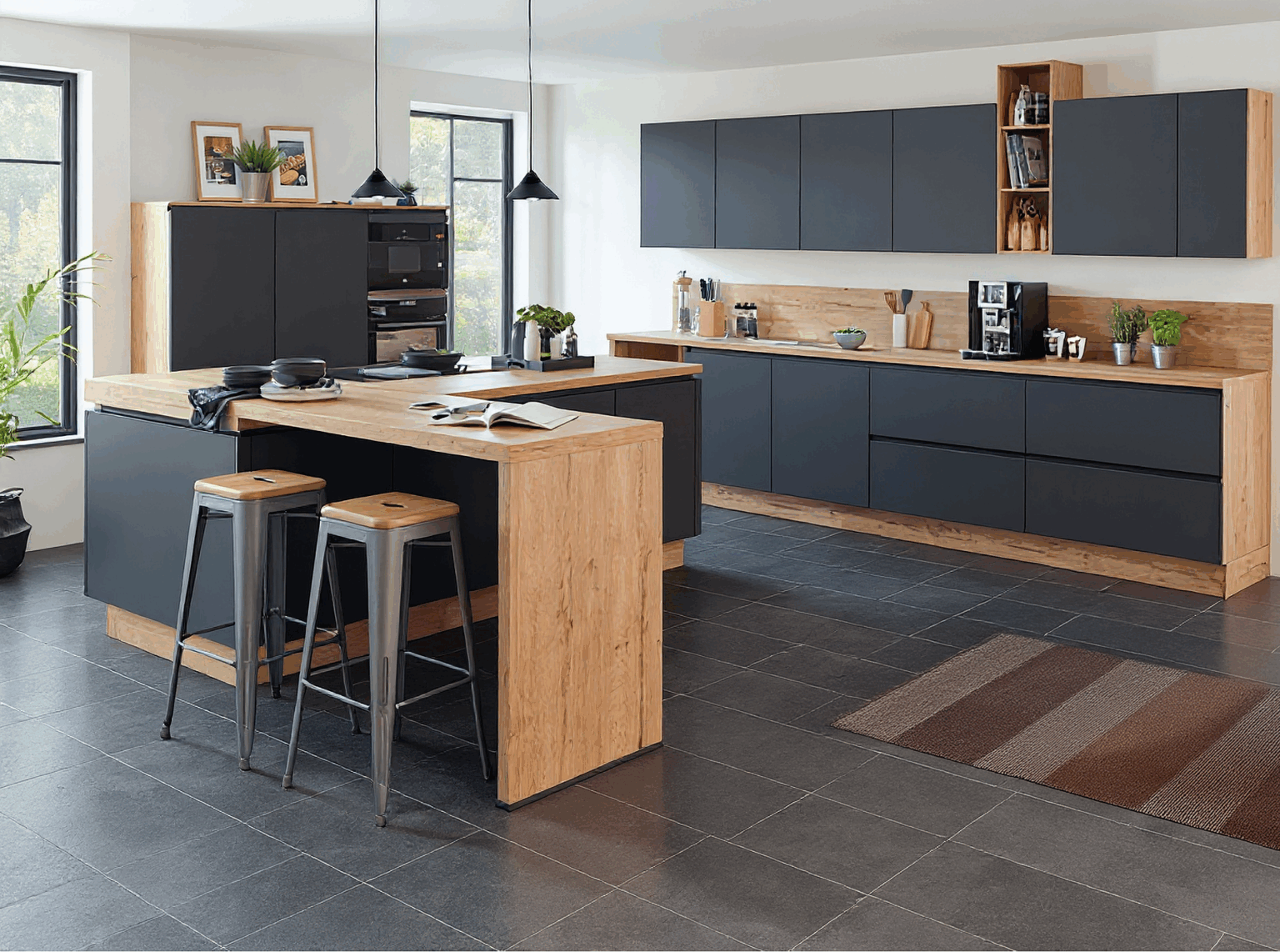 Naturholzküche mit schwarzen Fronten - Dassbach Küchen Berlin