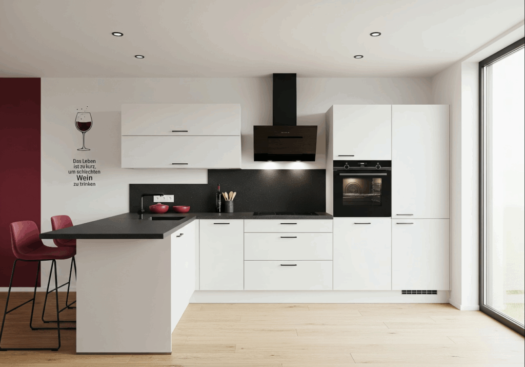 Weiße Küche mit dunkler Rückwand und Abzugshaube + Muster an der Wand - Dassbach Küchen